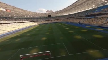 FPV uçuşu, Stadyum. Gece gündüz şehir manzarası. Yukarıdan aydınlık stadyuma kadar oyunlar ve taraftarlarla dolu bir manzara. Stadyum, Kiev, Ukrayna, Futbol stadyumu sahası, futbol arka planı, açık hava sporları 