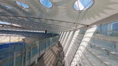 FPV uçuşu, Stadyum. Gece gündüz şehir manzarası. Yukarıdan aydınlık stadyuma kadar oyunlar ve taraftarlarla dolu bir manzara. Stadyum, Kiev, Ukrayna, Futbol stadyumu sahası, futbol arka planı, açık hava sporları 
