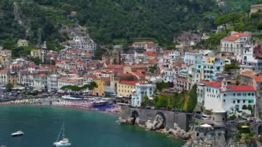 Gün doğumunda Amalfi sahili, Napoli yakınlarında İtalyan sahili, yukarıdan Amalfi ve Atrani kasabaları. İtalyan huzurlu sahil beldesi, eski sahil kasabasının inanılmaz hava görüntüleri.. 