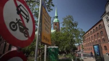 Aarhus Danimarka Şehir Merkezi yoğun bir günde, yazın güneşli bir günde birçok yayayla, şehrin mimarisi, Aarhus Katedrali, Kilise, alışveriş caddesi şehir merkezinin satış merkezinden manzarası 
