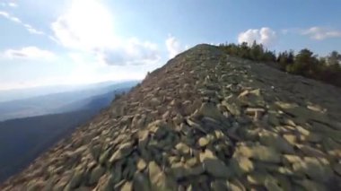 Gorgany, Karpatlar, Ukrayna ve İskoçya 'daki Khomyak Dağı' nın tepesinde insansız hava aracı uçuşu. Dağlar ve kozalaklı ormanlar. Dağlarda bulutlar. 
