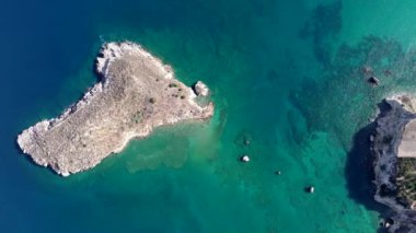 Girit, Yunanistan. Hava aracı atışı. Chania 'daki Falassarna Sahili, Elafonisi lagünü, Falassarna, Tepeler ve Palaiokastro kasabası, Girit, Katholiko Manastırı' ndaki eski Hristiyan kilise kalıntıları, Yunanistan 'ın dönüm noktası.
