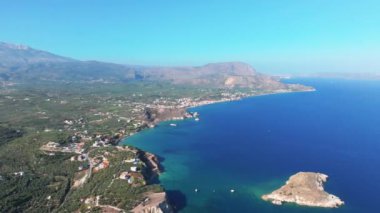 Girit, Yunanistan. Hava aracı atışı. Chania 'daki Falassarna Sahili, Elafonisi lagünü, Falassarna, Tepeler ve Palaiokastro kasabası, Girit, Katholiko Manastırı' ndaki eski Hristiyan kilise kalıntıları, Yunanistan 'ın dönüm noktası.