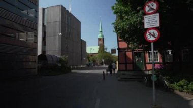 Aarhus Danimarka Şehir Merkezi yoğun bir günde, yazın güneşli bir günde birçok yayayla, şehrin mimarisi, Aarhus Katedrali, Kilise, alışveriş caddesi şehir merkezinin satış merkezinden manzarası 