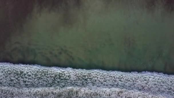 Vídeo Arriba Olas Rompiendo Playa Costera Surf Playa Tropical Vista — Vídeos de Stock