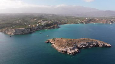 Girit, Yunanistan. Hava aracı atışı. Chania 'daki Falassarna Sahili, Elafonisi lagünü, Falassarna, Tepeler ve Palaiokastro kasabası, Girit, Katholiko Manastırı' ndaki eski Hristiyan kilise kalıntıları, Yunanistan 'ın dönüm noktası.
