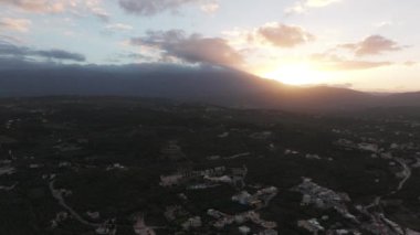 Yunanistan 'daki Girit adasının Dağ Havası manzarası. Gün batımında dağ manzarası, zeytin ağaçları ve üzüm bağları. Güney Ege Denizi üzerinde uçan hava videosu Oia, Santorini, Yunanistan, gün doğumunu gösteriyor