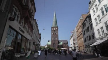Aarhus Danimarka Şehir Merkezi yoğun bir günde, yazın güneşli bir günde birçok yayayla, şehrin mimarisi, Aarhus Katedrali, Kilise, alışveriş caddesi şehir merkezinin satış merkezinden manzarası 