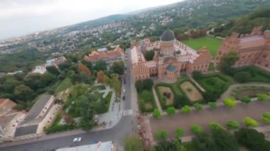 Chernivtsi Üniversitesi 'nin havadan görünüşü, Ukrayna' daki bir unesko dünya mirası sahasının üzerinde uçmak, Ukrayna 'nın ünlü tarihi binası, kuleleri, kubbeleri ve yeşil bahçesi olan muhteşem eski üniversite binası.