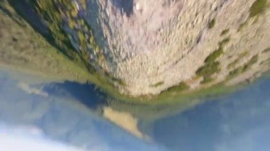 Gorgany, Karpatlar, Ukrayna ve İskoçya 'daki Khomyak Dağı' nın tepesinde insansız hava aracı uçuşu. Dağlar ve kozalaklı ormanlar. Dağlarda bulutlar. 