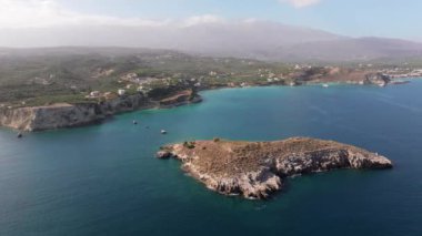 Girit, Yunanistan. Hava aracı atışı. Chania 'daki Falassarna Sahili, Elafonisi lagünü, Falassarna, Tepeler ve Palaiokastro kasabası, Girit, Katholiko Manastırı' ndaki eski Hristiyan kilise kalıntıları, Yunanistan 'ın dönüm noktası.