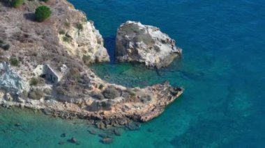 Girit, Yunanistan. Hava aracı atışı. Chania 'daki Falassarna Sahili, Elafonisi lagünü, Falassarna, Tepeler ve Palaiokastro kasabası, Girit, Katholiko Manastırı' ndaki eski Hristiyan kilise kalıntıları, Yunanistan 'ın dönüm noktası.