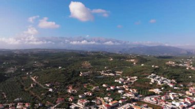 Yunanistan 'daki Girit adasının Dağ Havası manzarası. Gün batımında dağ manzarası, zeytin ağaçları ve üzüm bağları. Güney Ege Denizi üzerinde uçan hava videosu Oia, Santorini, Yunanistan, gün doğumunu gösteriyor