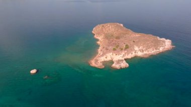 Girit, Yunanistan. Hava aracı atışı. Chania 'daki Falassarna Sahili, Elafonisi lagünü, Falassarna, Tepeler ve Palaiokastro kasabası, Girit, Katholiko Manastırı' ndaki eski Hristiyan kilise kalıntıları, Yunanistan 'ın dönüm noktası.