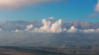 Girit, Yunanistan. Hava aracı atışı. Chania 'daki Falassarna Sahili, Elafonisi lagünü, Falassarna, Tepeler ve Palaiokastro kasabası, Girit, Katholiko Manastırı' ndaki eski Hristiyan kilise kalıntıları, Yunanistan 'ın dönüm noktası.