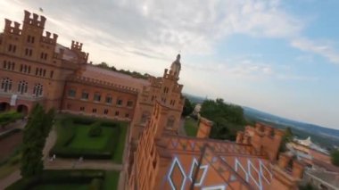 Chernivtsi Üniversitesi 'nin havadan görünüşü, Ukrayna' daki bir unesko dünya mirası sahasının üzerinde uçmak, Ukrayna 'nın ünlü tarihi binası, kuleleri, kubbeleri ve yeşil bahçesi olan muhteşem eski üniversite binası.