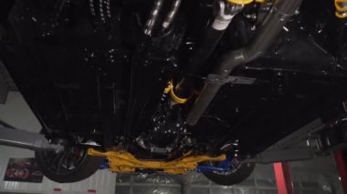 Akort araba. Motor garajda. Sürüklenen araba. Araba servisi. Yakından, Benzin istasyonunda araba tamiri. Benzin istasyonunda avttomobile motor bloğu, fren yastıkları, araba cilalama, otomobil 