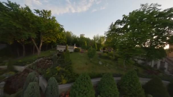 ウクライナの国立公園 庭のデザイン 上からの4Kの上空の眺め 素晴らしい家建物 豊かな住宅 ヤヌコーヴィチ エリート宮殿池の上のドローンカメラビュー — ストック動画