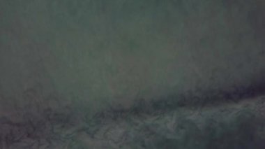 Sahildeki dalgaların çarpışma videosu. Tropik plaj sörfü. Soyut okyanus manzarası, Komodo Ulusal Parkı 'ndaki ünlü pembe plajda yatan bir çift. Turkuaz nane rengi berrak su, 