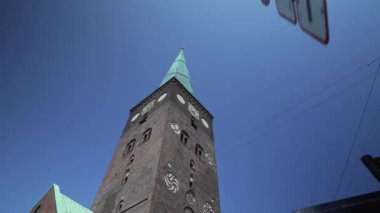  Aarhus Danimarka - 12 26 2021: Güneşli bir yaz gününde birçok yayayla dolu bir günde şehir merkezi, şehrin mimarisi, Aarhus Katedrali, Kilise, alışveriş caddesi şehir merkezi manzarası 