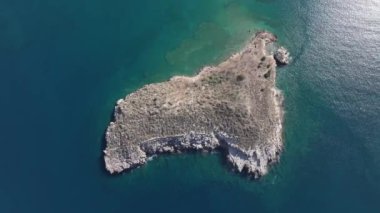 Girit, Yunanistan. Hava aracı atışı. Chania 'daki Falassarna Sahili, Elafonisi lagünü, Falassarna, Tepeler ve Palaiokastro kasabası, Girit, Katholiko Manastırı' ndaki eski Hristiyan kilise kalıntıları, Yunanistan 'ın dönüm noktası.