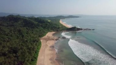Ada Sahili, deniz dalgalarının kıyıya ulaştığı hava aracı görüntüleri. Plaj temiz turkuaz üst manzara. Güzel sahil. Tropik plaj sörfü. Soyut hava okyanus manzarası, inanılmaz bir manzara.