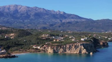 Yunanistan 'daki Girit adasının Dağ Havası manzarası. Gün batımında dağ manzarası, zeytin ağaçları ve üzüm bağları. Güney Ege Denizi üzerinde uçan hava videosu Oia, Santorini, Yunanistan, gün doğumunu gösteriyor