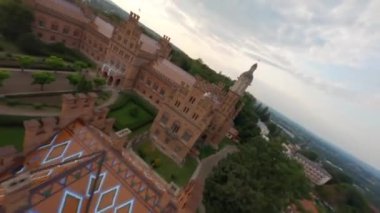 Chernivtsi Üniversitesi 'nin havadan görünüşü, Ukrayna' daki bir unesko dünya mirası sahasının üzerinde uçmak, Ukrayna 'nın ünlü tarihi binası, kuleleri, kubbeleri ve yeşil bahçesi olan muhteşem eski üniversite binası.