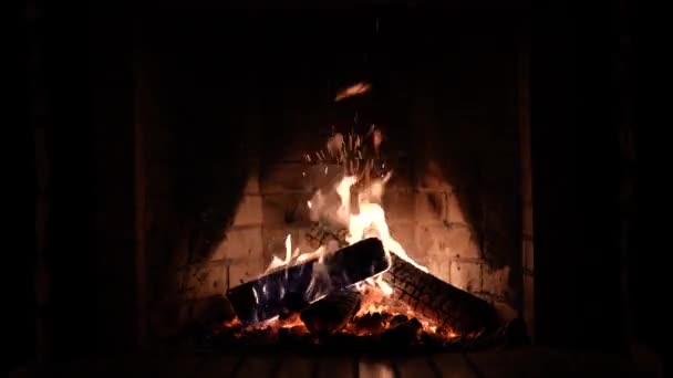 벽난로 벽난로 땔나무 따뜻하고 벽난로에서 타오르고 아름다운 벽난로에 나무를 태우는 — 비디오
