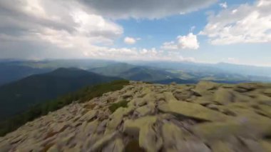 Gorgany, Karpatlar, Ukrayna ve İskoçya 'daki Khomyak Dağı' nın tepesinde insansız hava aracı uçuşu. Dağlar ve kozalaklı ormanlar. Dağlarda bulutlar. 