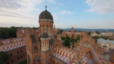Chernivtsi Üniversitesi 'nin havadan görünüşü, Ukrayna' daki bir unesko dünya mirası sahasının üzerinde uçmak, Ukrayna 'nın ünlü tarihi binası, kuleleri, kubbeleri ve yeşil bahçesi olan muhteşem eski üniversite binası.
