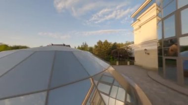 Ukrayna 'daki Ulusal Park. Bahçe tasarımı Yukarıdan 4K hava görüntüsü. Zengin Yanukoviç 'in evi inanılmaz bir ev. Seçkin saray göletinin üstündeki drone kamerası görüntüsü