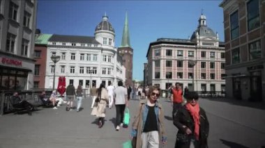  Aarhus Danimarka - 12 26 2021: Güneşli bir yaz gününde birçok yayayla dolu bir günde şehir merkezi, şehrin mimarisi, Aarhus Katedrali, Kilise, alışveriş caddesi şehir merkezi manzarası 