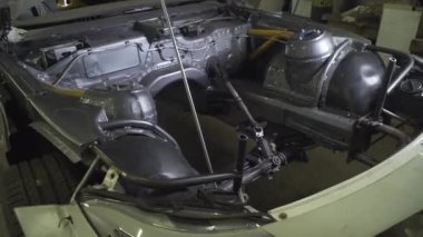 Akort araba. Motor garajda. Sürüklenen araba. Araba servisi. Yakından, Benzin istasyonunda araba tamiri. avttomobile motor bloğu benzin istasyonunda, fren pedleri, cilalama