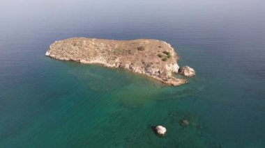 Girit, Yunanistan. Hava aracı atışı. Chania 'daki Falassarna Sahili, Elafonisi lagünü, Falassarna, Tepeler ve Palaiokastro kasabası, Girit, Katholiko Manastırı' ndaki eski Hristiyan kilise kalıntıları, Yunanistan 'ın dönüm noktası.