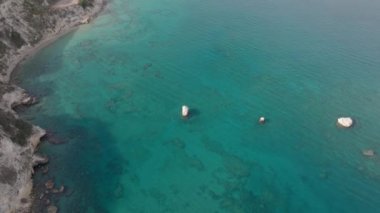 Girit, Yunanistan. Hava aracı atışı. Chania 'daki Falassarna Sahili, Elafonisi lagünü, Falassarna, Tepeler ve Palaiokastro kasabası, Girit, Katholiko Manastırı' ndaki eski Hristiyan kilise kalıntıları, Yunanistan 'ın dönüm noktası.