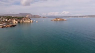 Girit, Yunanistan. Hava aracı atışı. Chania 'daki Falassarna Sahili, Elafonisi lagünü, Falassarna, Tepeler ve Palaiokastro kasabası, Girit, Katholiko Manastırı' ndaki eski Hristiyan kilise kalıntıları, Yunanistan 'ın dönüm noktası.