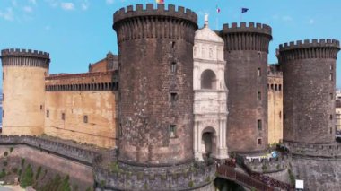 Napoli, İtalya manzarası, tarihi merkezin havadan görünüşü, tüm İtalya 'nın panoramik insansız hava aracı görüntüsü. Tarihi yerler üzerinde uçuş, dar sokaklar ve renkli çatıları olan binalar.