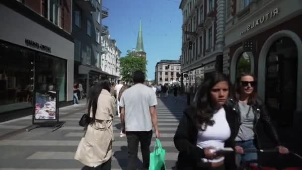 デンマーク 2021 夏の晴れた日に多くの歩行者と忙しい一日の都市センター 都市の建築 大聖堂 ショッピングストリートシティセンターのビュー — ストック動画