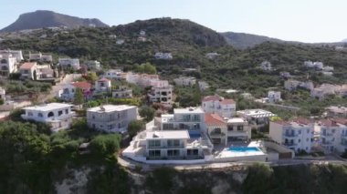 Girit, Yunanistan. Hava aracı atışı. Chania 'daki Falassarna Sahili, Elafonisi lagünü, Falassarna, Tepeler ve Palaiokastro kasabası, Girit, Katholiko Manastırı' ndaki eski Hristiyan kilise kalıntıları, Yunanistan 'ın dönüm noktası.