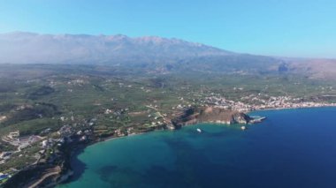 Girit, Yunanistan. Hava aracı atışı. Chania 'daki Falassarna Sahili, Elafonisi lagünü, Falassarna, Tepeler ve Palaiokastro kasabası, Girit, Katholiko Manastırı' ndaki eski Hristiyan kilise kalıntıları, Yunanistan 'ın dönüm noktası.