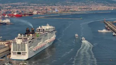 Napoli, İtalya - 2 Ağustos 2023 - Napoli, İtalya 'nın manzarası, tarihi merkezin havadan görünüşü, tüm İtalya' nın panoramik insansız hava aracı görüntüsü. Tarihi yerler üzerinde uçmak, dar sokaklar