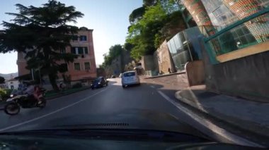 Napoli, İtalya - 2 Ağustos 2023, Amalfi Sahil yollarında araba sürerken, Positano 'nun pitoresk köyünde dar sokaklar boyunca sürerken. Avrupa 'da tatil ve seyahat kavramı. 