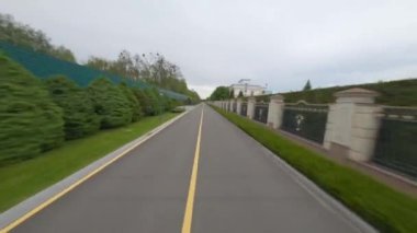 Ukrayna 'daki Ulusal Park. Bahçe tasarımı Yukarıdan 4K hava görüntüsü. Zengin Yanukoviç 'in evi inanılmaz bir ev. Seçkin saray göletinin üstündeki drone kamerası görüntüsü