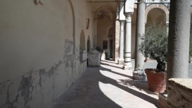 İtalya 'nın Salerno şehrindeki binalar, St. Matthews Katedrali, İtalyanca: Cattedrale di San Matteo, 1084 yılında kutsanmıştır. Katedralin mahzeninde Havari Matthew 'un yadigarları var.