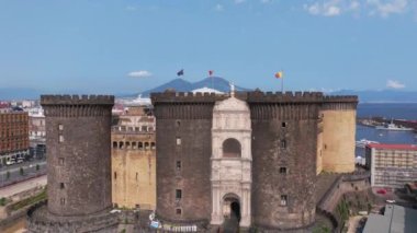 Napoli, İtalya manzarası, tarihi merkezin havadan görünüşü, tüm İtalya 'nın panoramik insansız hava aracı görüntüsü. Tarihi yerler üzerinde uçuş, dar sokaklar ve renkli çatıları olan binalar.