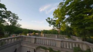 Ukrayna 'daki Ulusal Park. Bahçe tasarımı Yukarıdan 4K hava görüntüsü. Zengin Yanukoviç 'in evi inanılmaz bir ev. Seçkin saray göletinin üstündeki drone kamerası görüntüsü