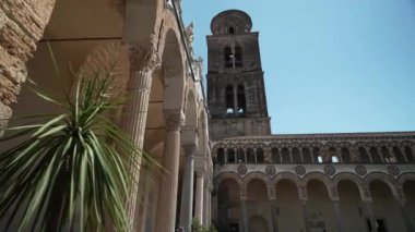 İtalya 'nın Salerno şehrindeki binalar, St. Matthews Katedrali, İtalyanca: Cattedrale di San Matteo, 1084 yılında kutsanmıştır. Katedralin mahzeninde Havari Matthew 'un yadigarları var.