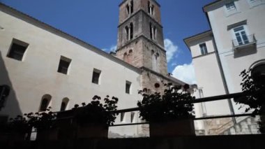 İtalya 'nın Salerno şehrindeki binalar, St. Matthews Katedrali, İtalyanca: Cattedrale di San Matteo, 1084 yılında kutsanmıştır. Katedralin mahzeninde Havari Matthew 'un yadigarları var.