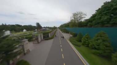 Ukrayna 'daki Ulusal Park. Bahçe tasarımı Yukarıdan 4K hava görüntüsü. Zengin Yanukoviç 'in evi inanılmaz bir ev. Seçkin saray göletinin üstündeki drone kamerası görüntüsü